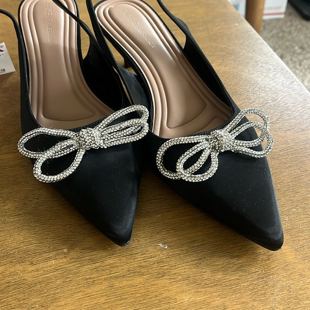 NWT BCBGeneration Kitten Heeled Bow Shoes - size 9.5
